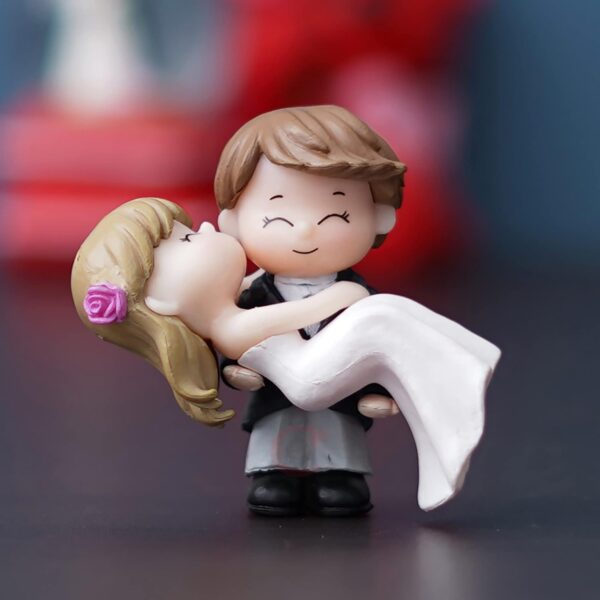 eCraftIndia Plastic Bride Kissing Groom Romantic Couple Statue Decorative Showpiece eCraftIndia Plastic Bride Kissing Groom Romantic Couple Statue Decorative Showpiece Valentine Gift for Girlfriend Boyfriend Husband Wife Her Him | Valentines Day Gift | Valentine Day Decoration Items
