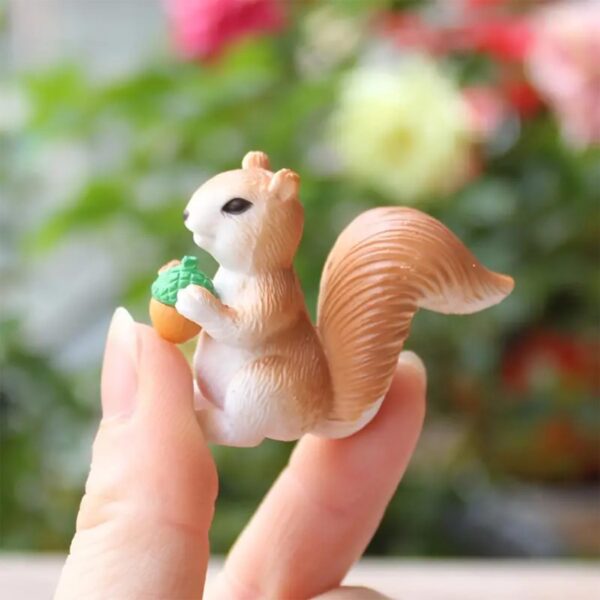 ascension 4 Pcs Cute Mini Squirrel Animal Miniature Figurines for Home, Living Room, Fairy Garden, Restaurant Decoration Mini Fairy Forest Landscape Cake Decoration Items