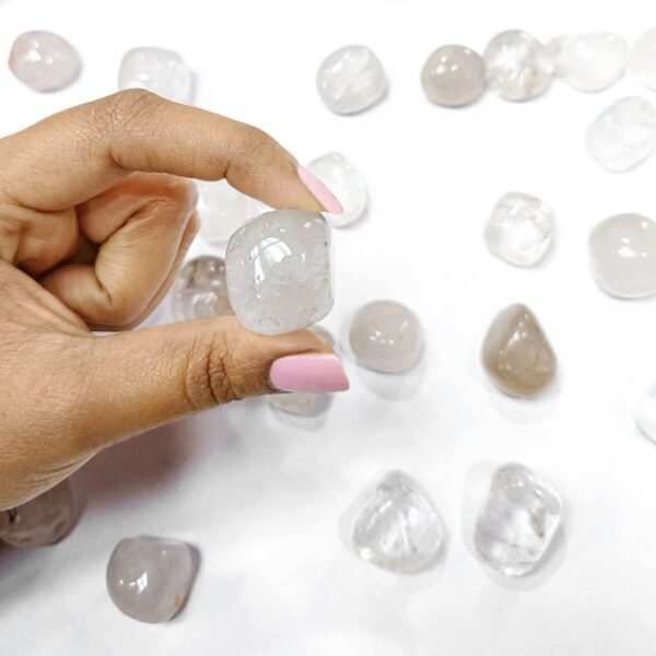 Clear Quartz Tumble Stone 2-4 Pcs for Vastu & Reiki | Natural Healing Crystal for Energy Amplification, Clarity & Balance | Decorative Pebble Crystals for Spiritual Home Decor, Gifting (50 Gm)